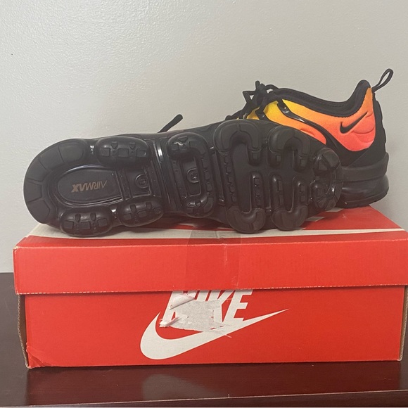 2018 Nike VaporMax Plus Black/Black-Total Orange-Total Crimson - Picture 2 of 3